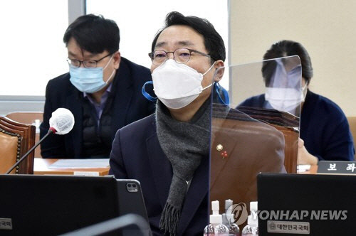 윤영찬 더불어민주당 의원이 국회에서 열린 과학기술정보방송통신위원회 전체회의에 참석하고 있다. [연합뉴스]